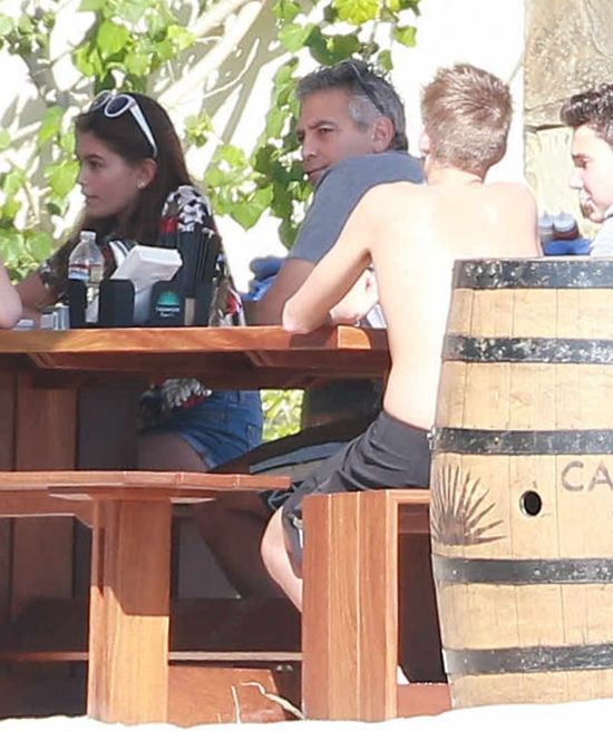 Clooney, Amal Alamuddin i rodzinka Cindy Crawford na urlopie