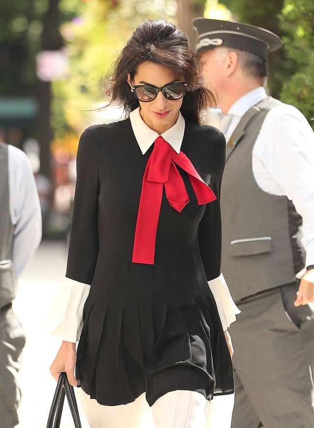 Amal Clooney URODZIŁA! Dzieci mają się świetnie, ale George...