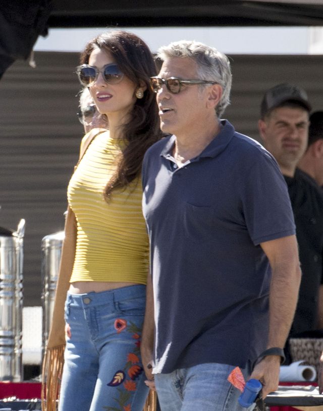 Amal Clooney URODZIŁA! Dzieci mają się świetnie, ale George...