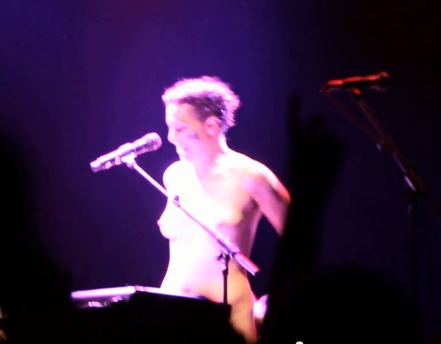 Amanda Palmer nago kpi z Daily Maila (VIDEO)