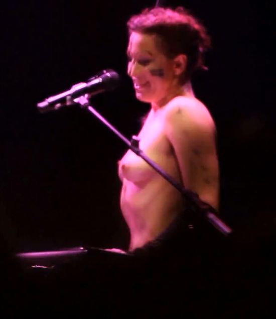 Amanda Palmer nago kpi z Daily Maila (VIDEO)