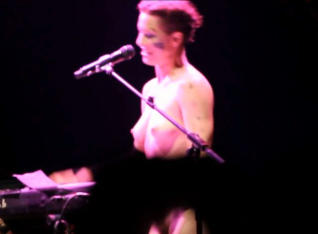 Amanda Palmer nago kpi z Daily Maila (VIDEO)