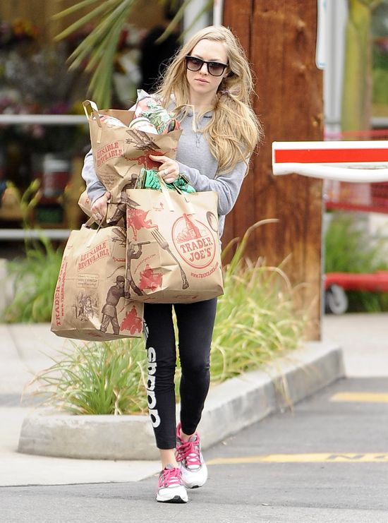 Amanda Seyfried obładowana zakupami (FOTO)