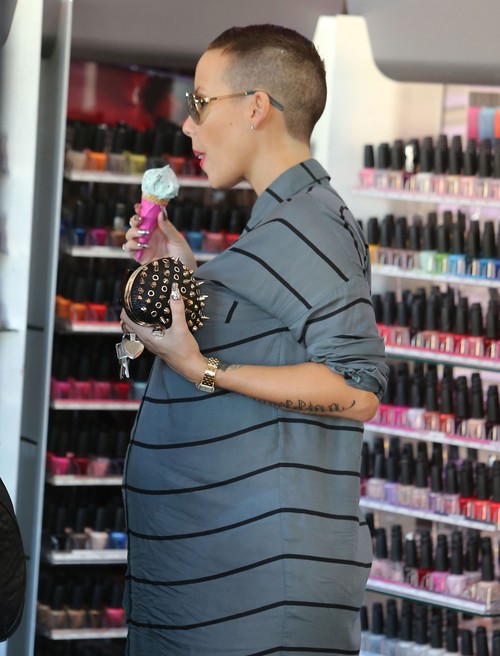 Amber Rose w ciąży nie rezygnuje ze słodkości (FOTO)