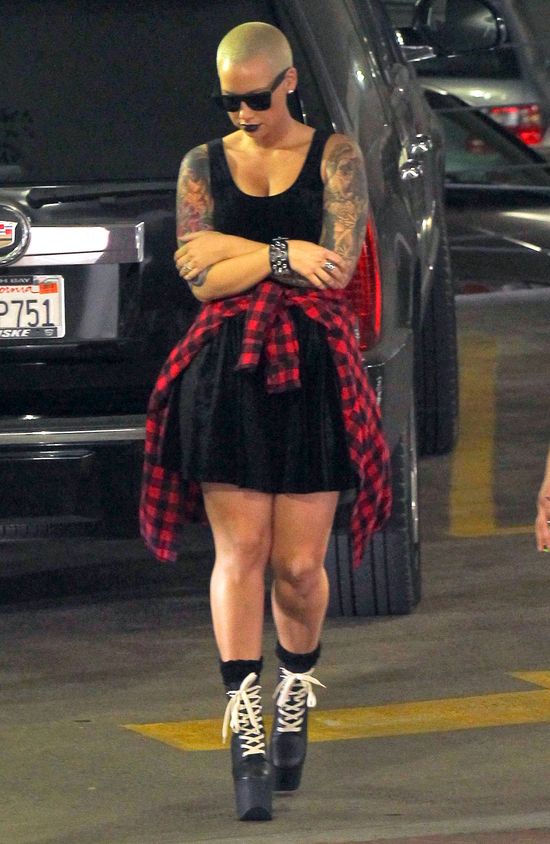 Poznajecie ją po nogach i tatuażach? (FOTO)