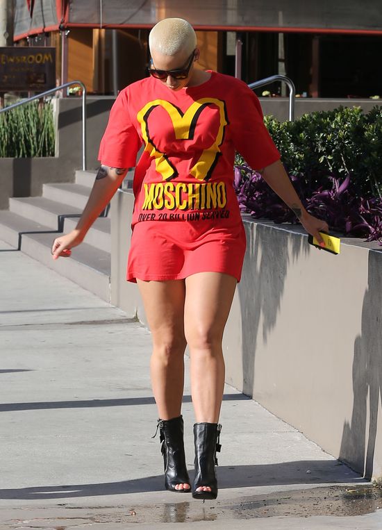 Ona kocha wielkie loga i fast foody (FOTO) Ona kocha wielkie loga i fast foody (FOTO)