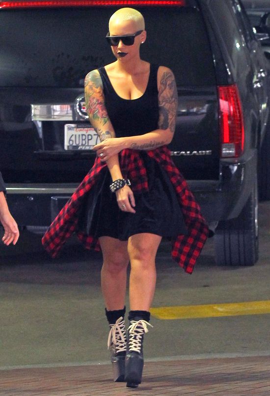 Poznajecie ją po nogach i tatuażach? (FOTO)