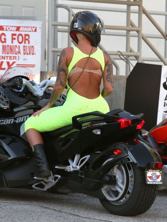 Jak spalić wyobrażenia o seksownej kobiecie na motorze? 