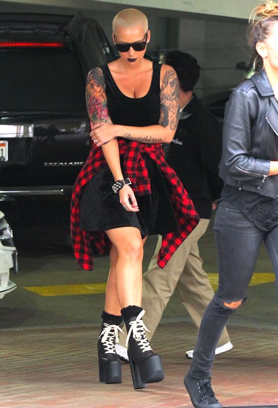 Poznajecie ją po nogach i tatuażach? (FOTO)