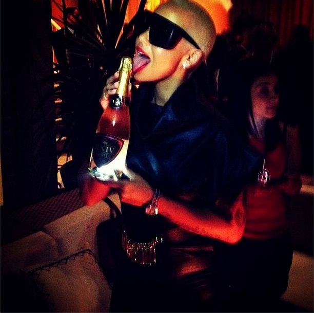 Za wszelką cenę chciała zwrócić na siebie uwagę (FOTO)