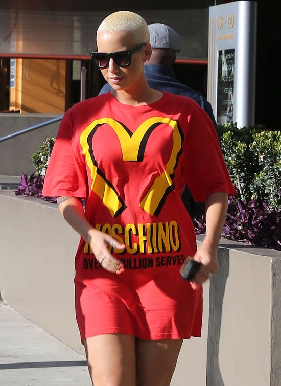 Ona kocha wielkie loga i fast foody (FOTO) Ona kocha wielkie loga i fast foody (FOTO)