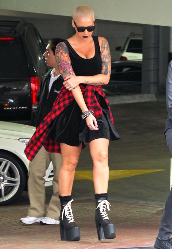 Poznajecie ją po nogach i tatuażach? (FOTO)