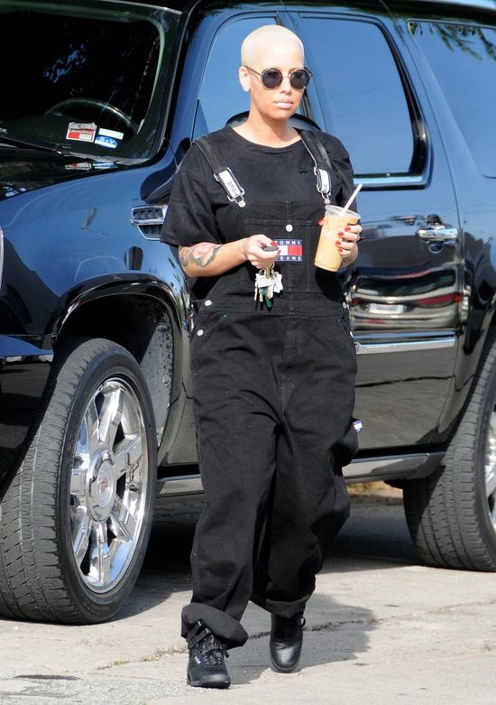 Dziewczyna Browna odstawiła taniec godowy na jego kroczu