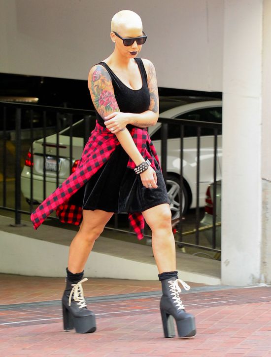 Poznajecie ją po nogach i tatuażach? (FOTO)