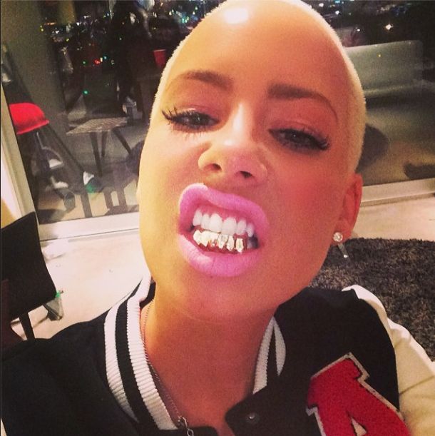 Kolejna gwiazda pochwaliła się grillem na zębach (FOTO) Kolejna gwiazda pochwaliła się grillem na zębach (FOTO)