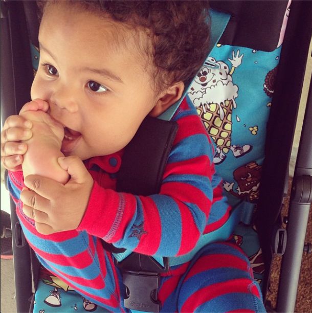 Ona też uległa modzie na pokazywanie ciała po ciąży (FOTO)