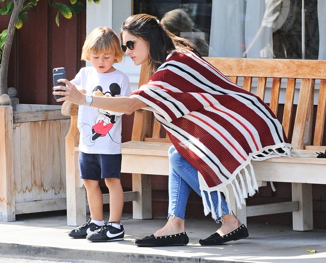 Alessandra Ambrosio liże loda - najgorsze zdjęcie modelki? FOTO