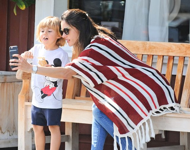 Alessandra Ambrosio liże loda - najgorsze zdjęcie modelki? FOTO