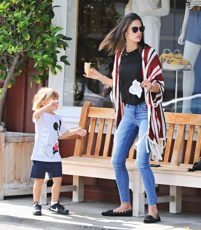 Alessandra Ambrosio liże loda - najgorsze zdjęcie modelki? FOTO