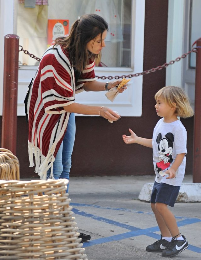 Alessandra Ambrosio liże loda - najgorsze zdjęcie modelki? FOTO