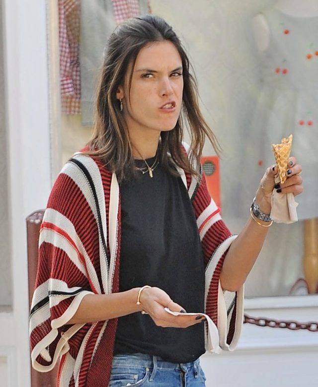 Alessandra Ambrosio liże loda - najgorsze zdjęcie modelki? FOTO