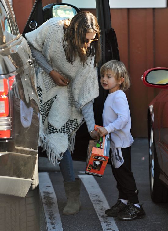 Jego mama to sławna modelka (FOTO)