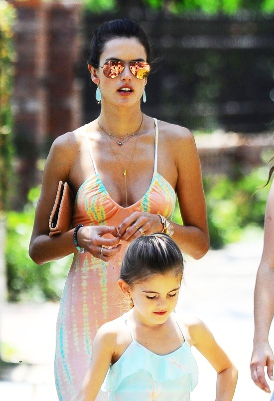 Biust Alessandy Ambrosio znowu się powięszył (FOTO)