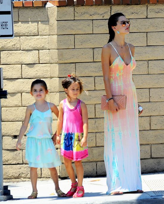 Biust Alessandy Ambrosio znowu się powięszył (FOTO)