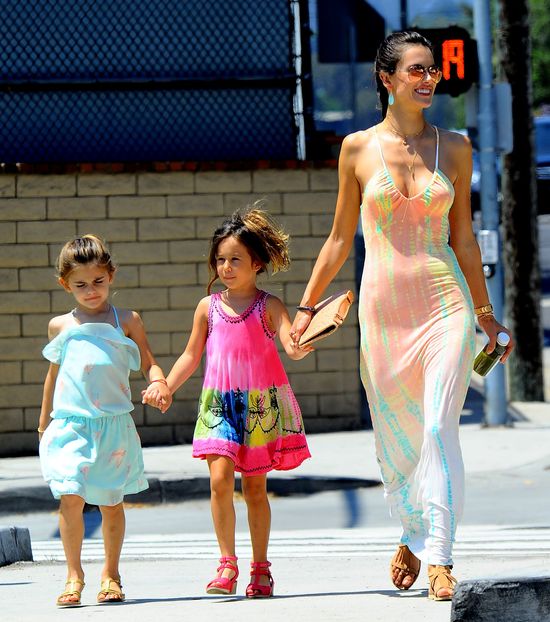 Biust Alessandy Ambrosio znowu się powięszył (FOTO)