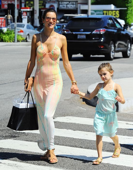 Biust Alessandy Ambrosio znowu się powięszył (FOTO)