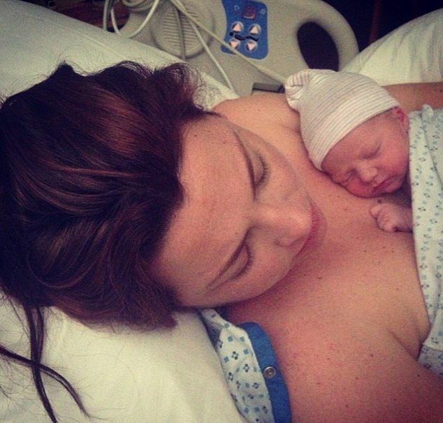 Znana piosenkarka pokazała zdjęcie z porodówki (FOTO)