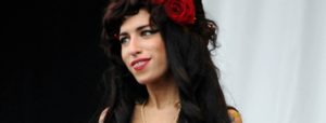 Amy Winehouse pozuje wśród kwiatów