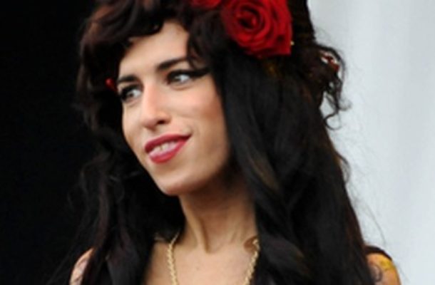 Amy Winehouse pozuje wśród kwiatów