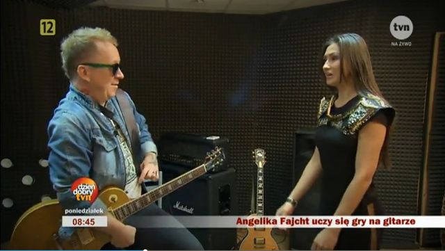 Angelika Fajcht poszła na lekcję gry na gitarze!