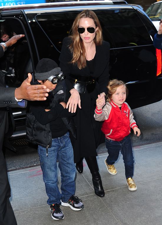Angelina Jolie z dziećmi na zakupach (FOTO)