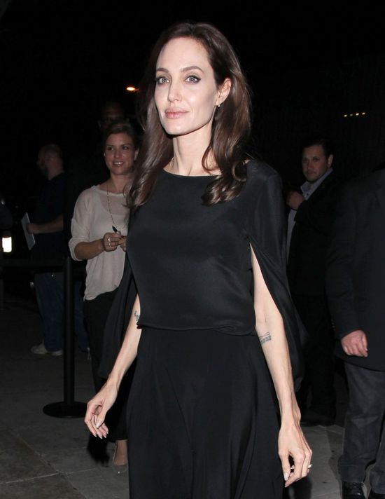 Angelina Jolie blada jak trup (FOTO) Angelina Jolie blada jak trup (FOTO)