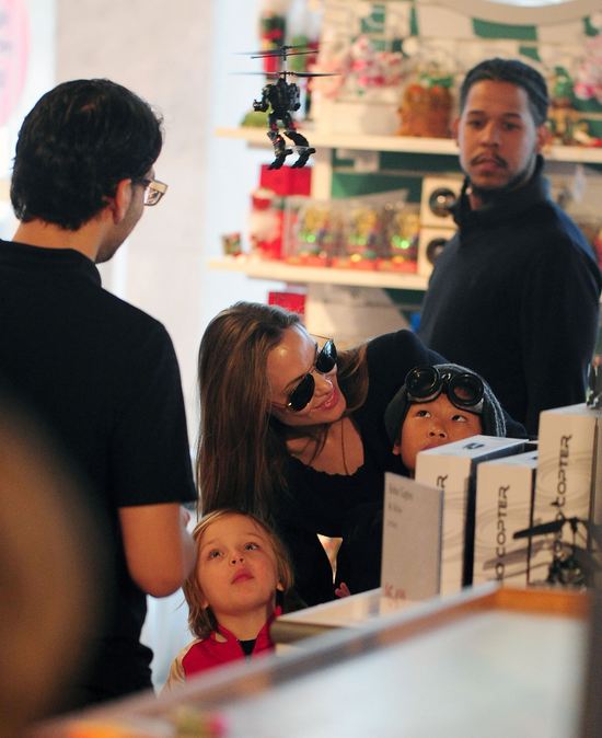 Angelina Jolie z dziećmi na zakupach (FOTO)