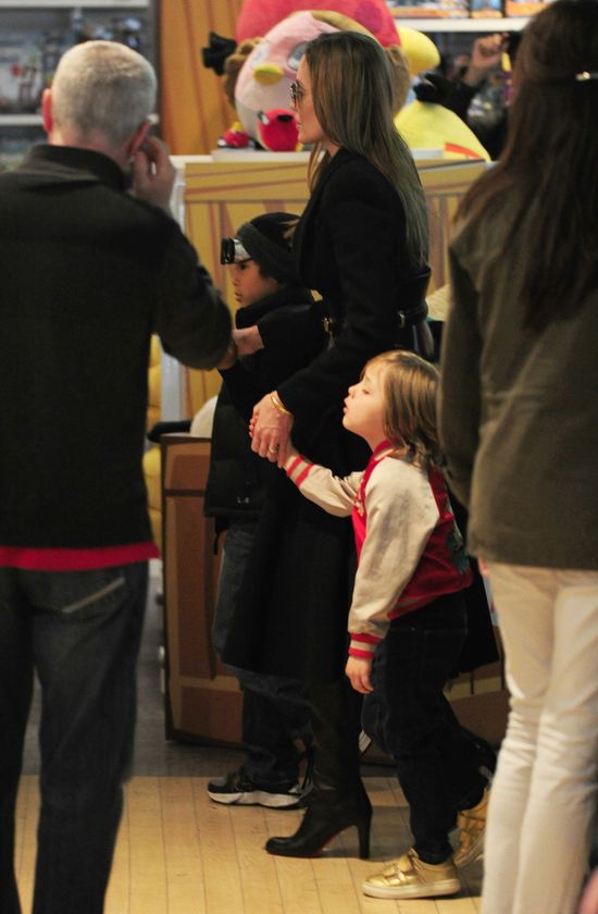 Angelina Jolie z dziećmi na zakupach (FOTO)