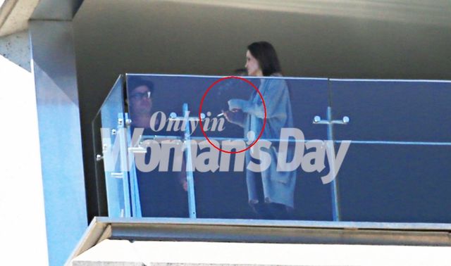 Angelina Jolie panicznie boi się raka i pali papierosy