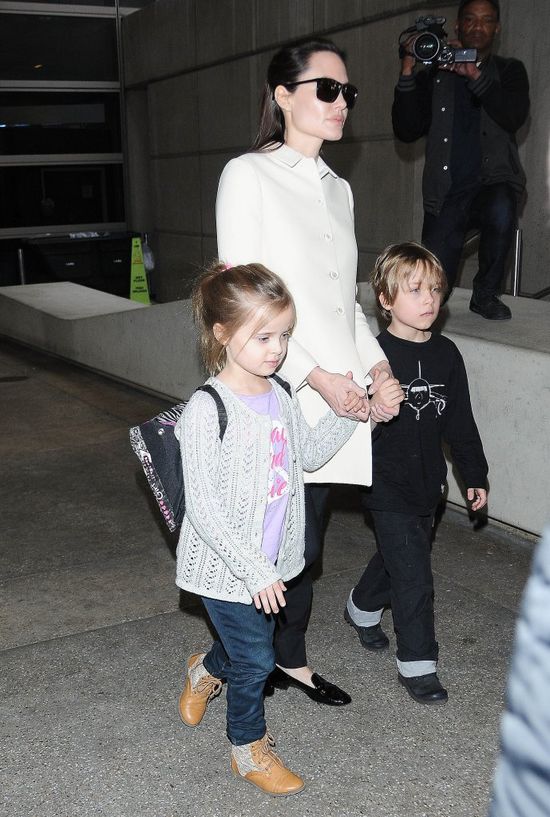 Paparazzi przyłapali Angelinę Jolie z dziećmi (FOTO)