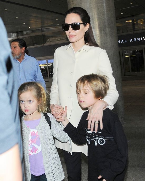 Paparazzi przyłapali Angelinę Jolie z dziećmi (FOTO)