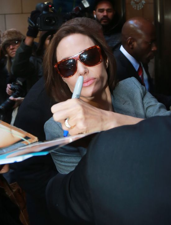 Angelina Jolie oślepiła obrączką (FOTO)