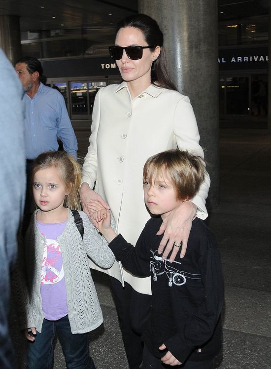 Paparazzi przyłapali Angelinę Jolie z dziećmi (FOTO)