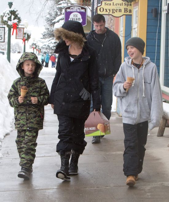 Uśmiechnięta Angelina Jolie z dziećmi w Colorado (FOTO)