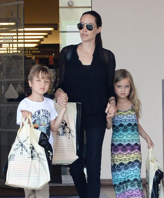 Angelina Jolie waży 34 kilogramy! Jest karmiona przez SONDĘ! Angelina Jolie waży 34 kilogramy! Jest karmiona przez SONDĘ!