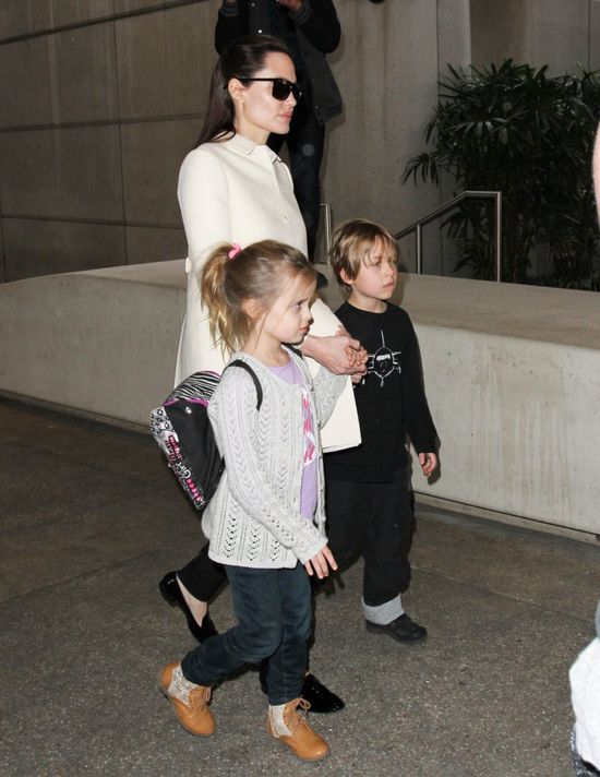 Paparazzi przyłapali Angelinę Jolie z dziećmi (FOTO)