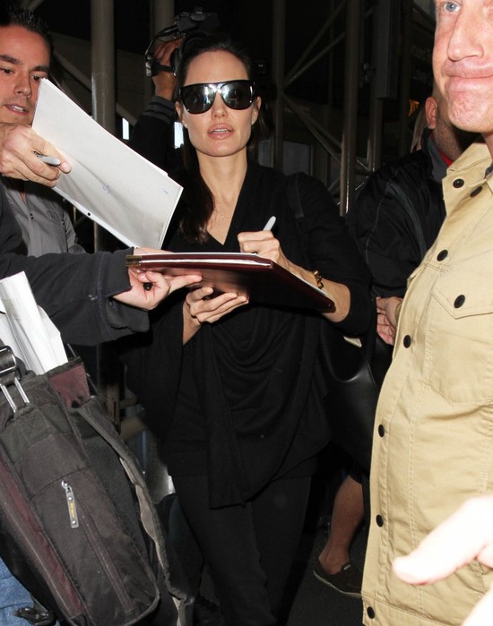 Angelina Jolie przyjmuje teraz końskie dawki hormonów Angelina Jolie przyjmuje teraz końskie dawki hormonów