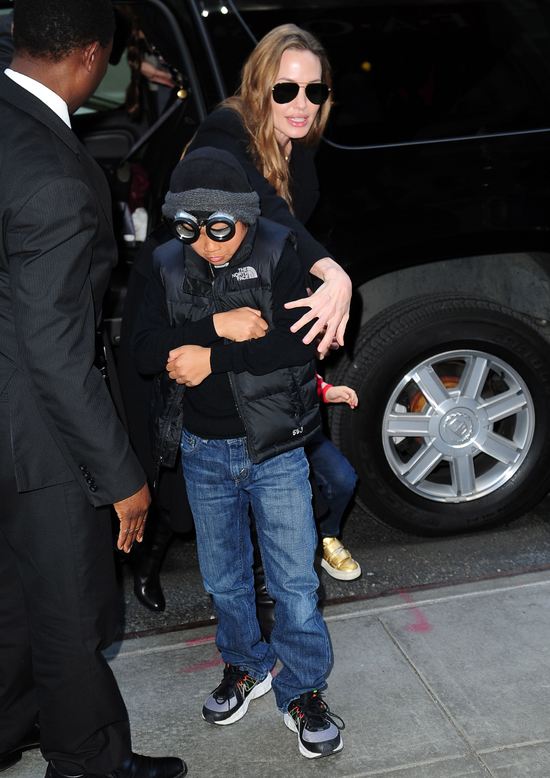 Angelina Jolie z dziećmi na zakupach (FOTO)