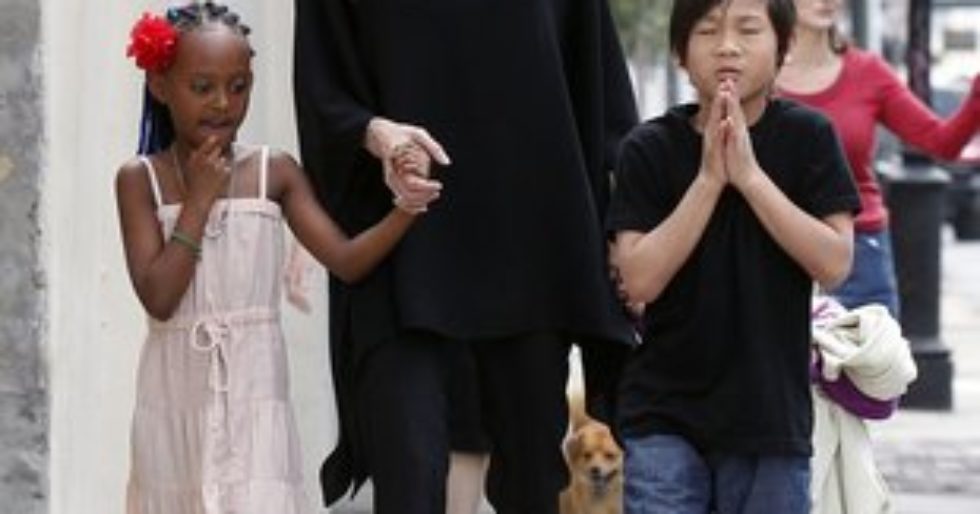 Angelina Jolie zabroniła dzieciom słuchać Rihanny Angelina Jolie zabroniła dzieciom słuchać Rihanny