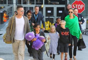Rzadki widok! 4 dzieci Brada Pitta i Angeliny Jolie na wspólnym wypadzie na kawę Rzadki widok! 4 dzieci Brada Pitta i Angeliny Jolie na wspólnym wypadzie na kawę